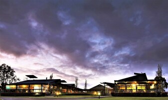 Fachada de la propiedad por la tarde o noche