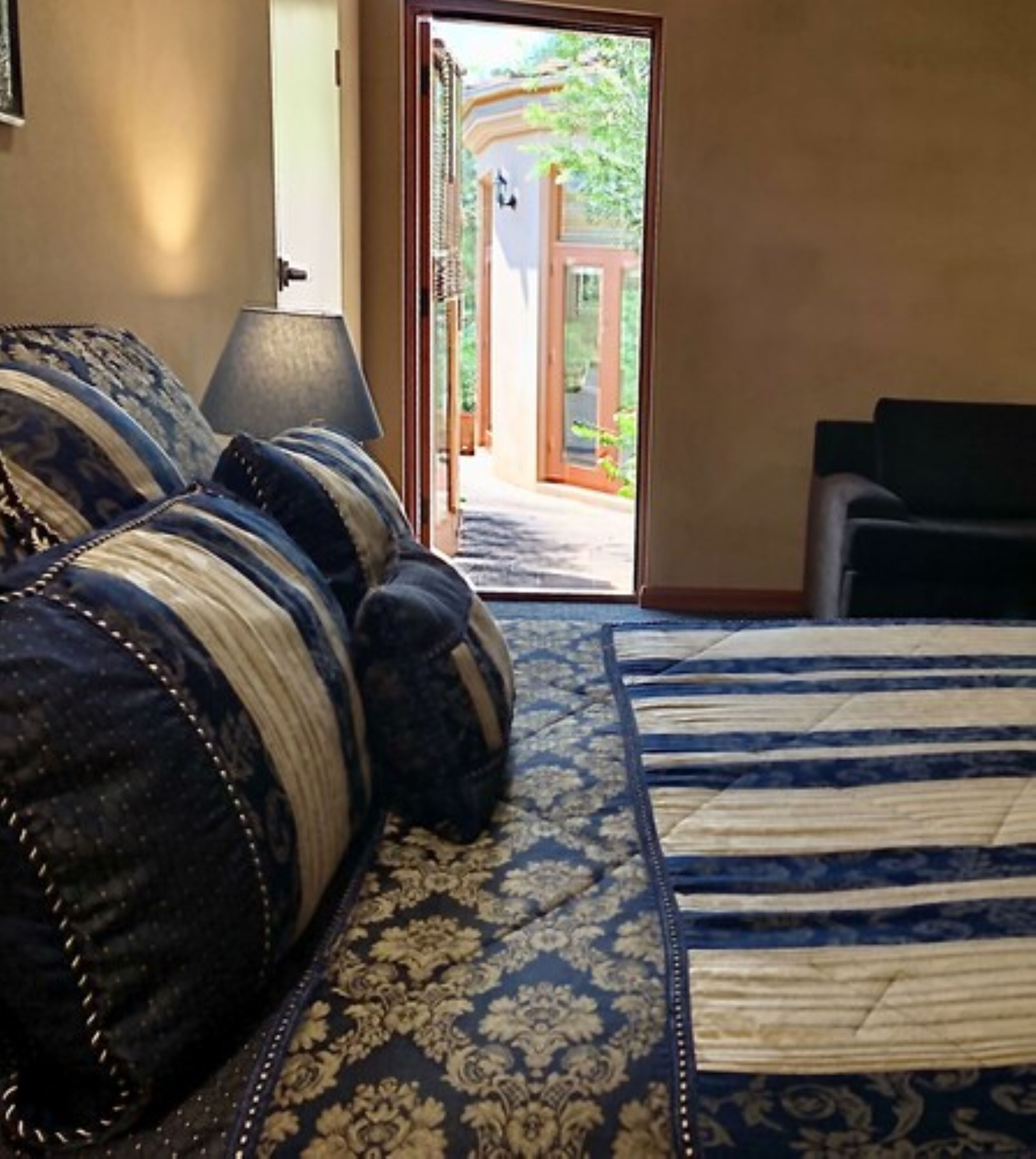 Room, 1 Queen Bed with Sofa bed (Accessible) | Living area