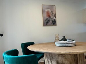 Frigobar, lavavajillas, cafetera/tetera, tetera/pava eléctrica