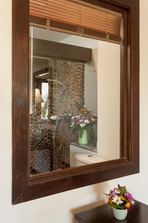 Habitación superior, vista al río | Baño | Amenidades de baño gratuitas, secadora de cabello, pantuflas, toallas