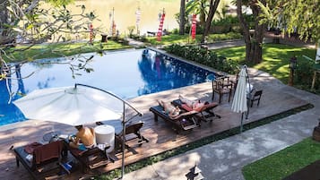 Una piscina al aire libre