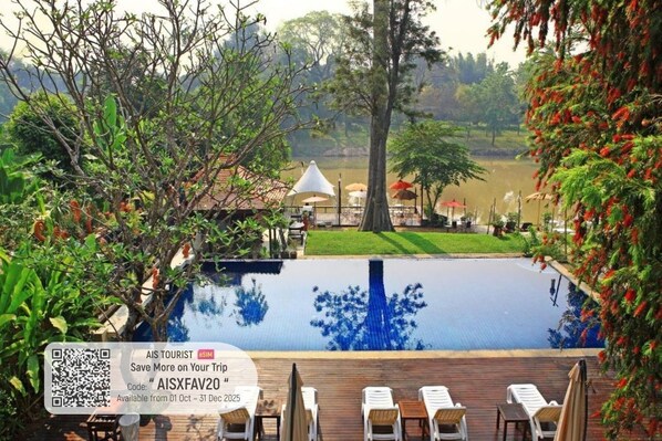 Una piscina al aire libre