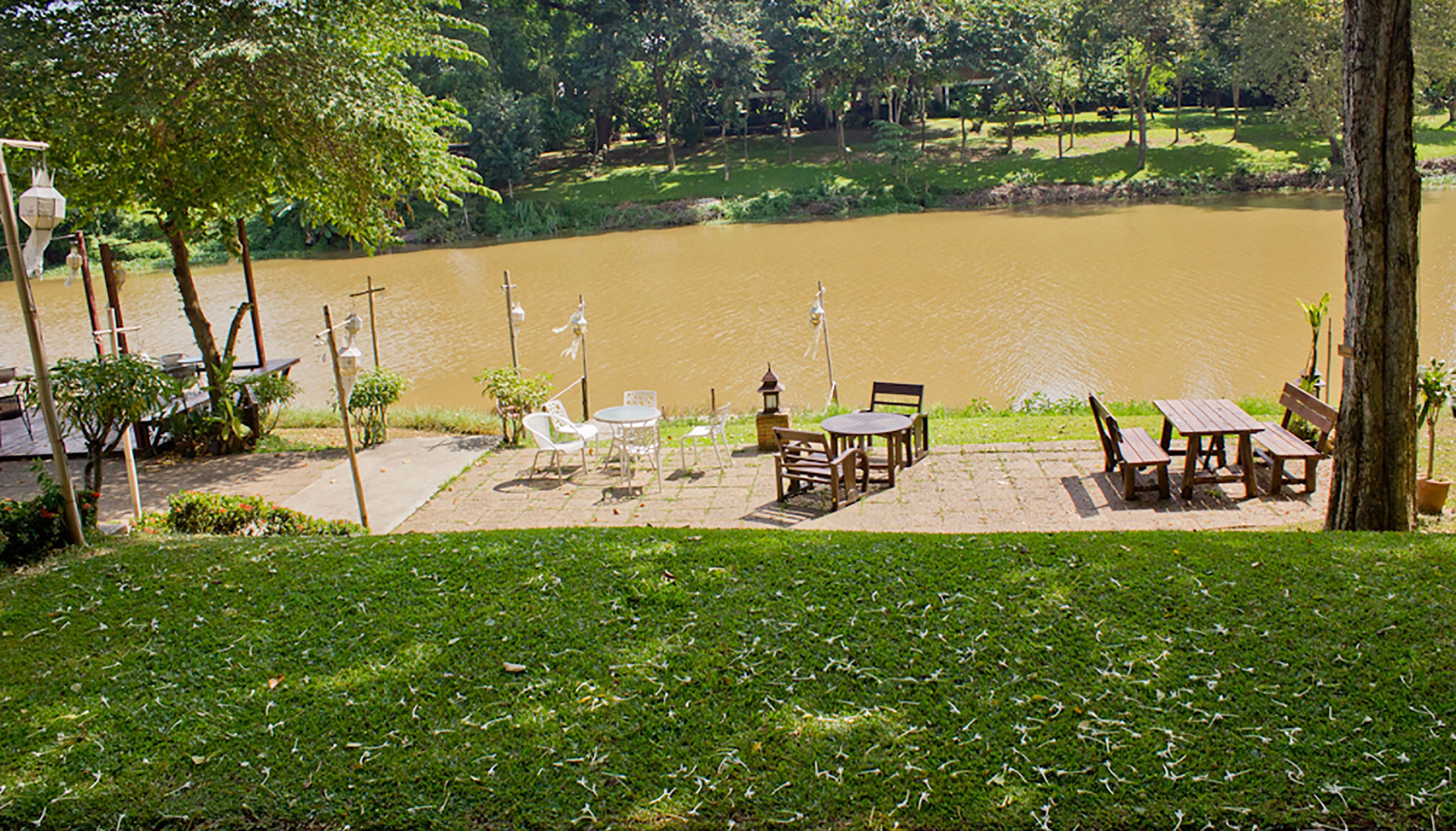 Una terrazza sul fiume con posti a sedere all'aperto e vista sul fiume.