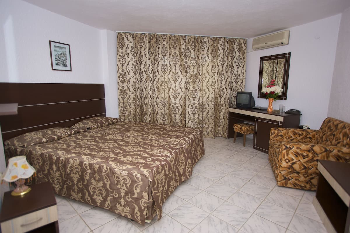 Tabla de planchar con plancha, camas extra, wifi gratis y ropa de cama