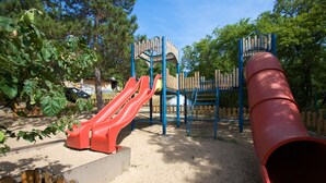 Une aire de jeux avec des toboggans et des structures d’escalade.