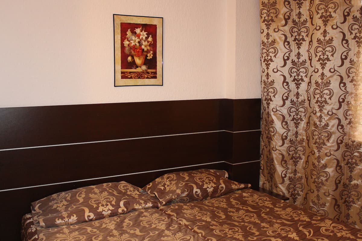 Tabla de planchar con plancha, camas extra, wifi gratis y ropa de cama