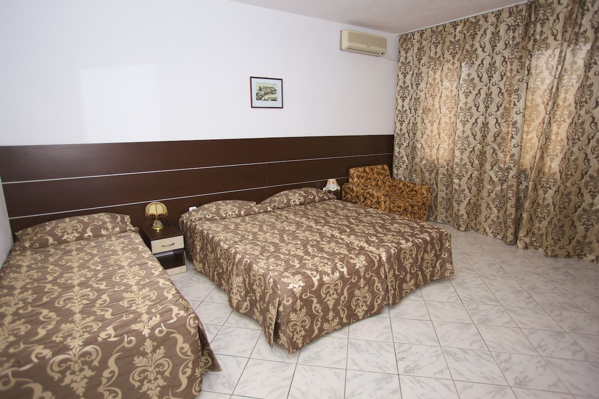 Habitación triple estándar | Tabla de planchar con plancha, camas extra, wifi gratis y ropa de cama