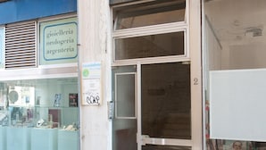 En butik med et skilt for 'gloielleria orologeria argentina' og en glasmontre med smykker.