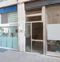 Un escaparate con un letrero que dice 'gloielleria orologeria argentina' y una vitrina de vidrio con joyería.