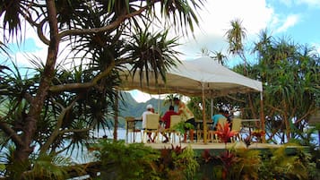 Petit déjeuner, déjeuner et dßner servis sur place, vue sur la piscine