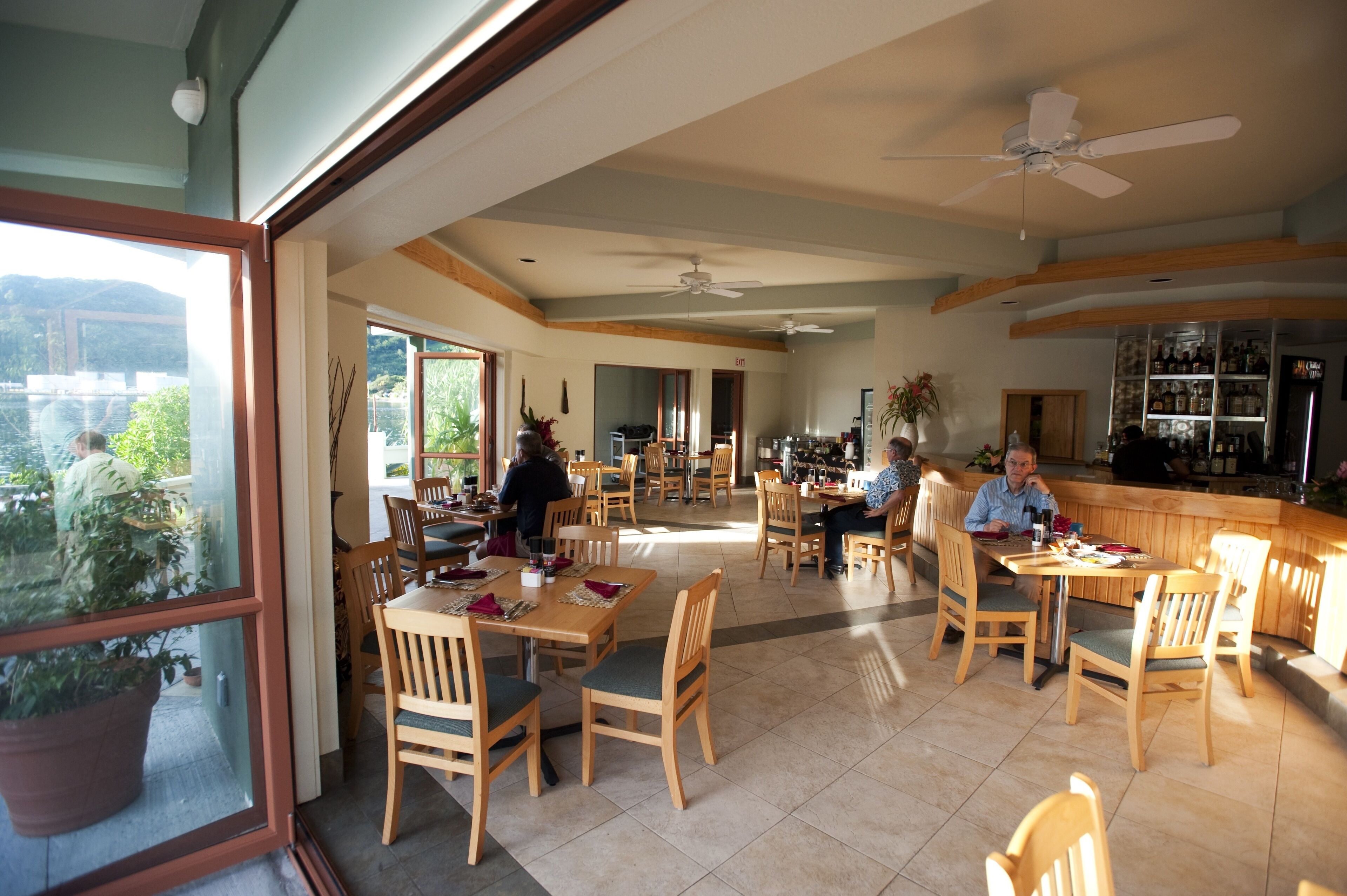 Petit déjeuner, déjeuner et dîner servis sur place, vue sur la piscine