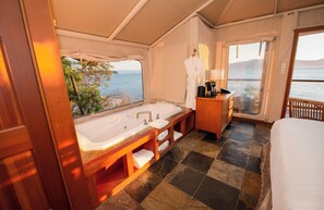 Tenda Signature, 1 letto king, idromassaggio, vista oceano | Biancheria da letto di alta qualità, copriletto in piuma