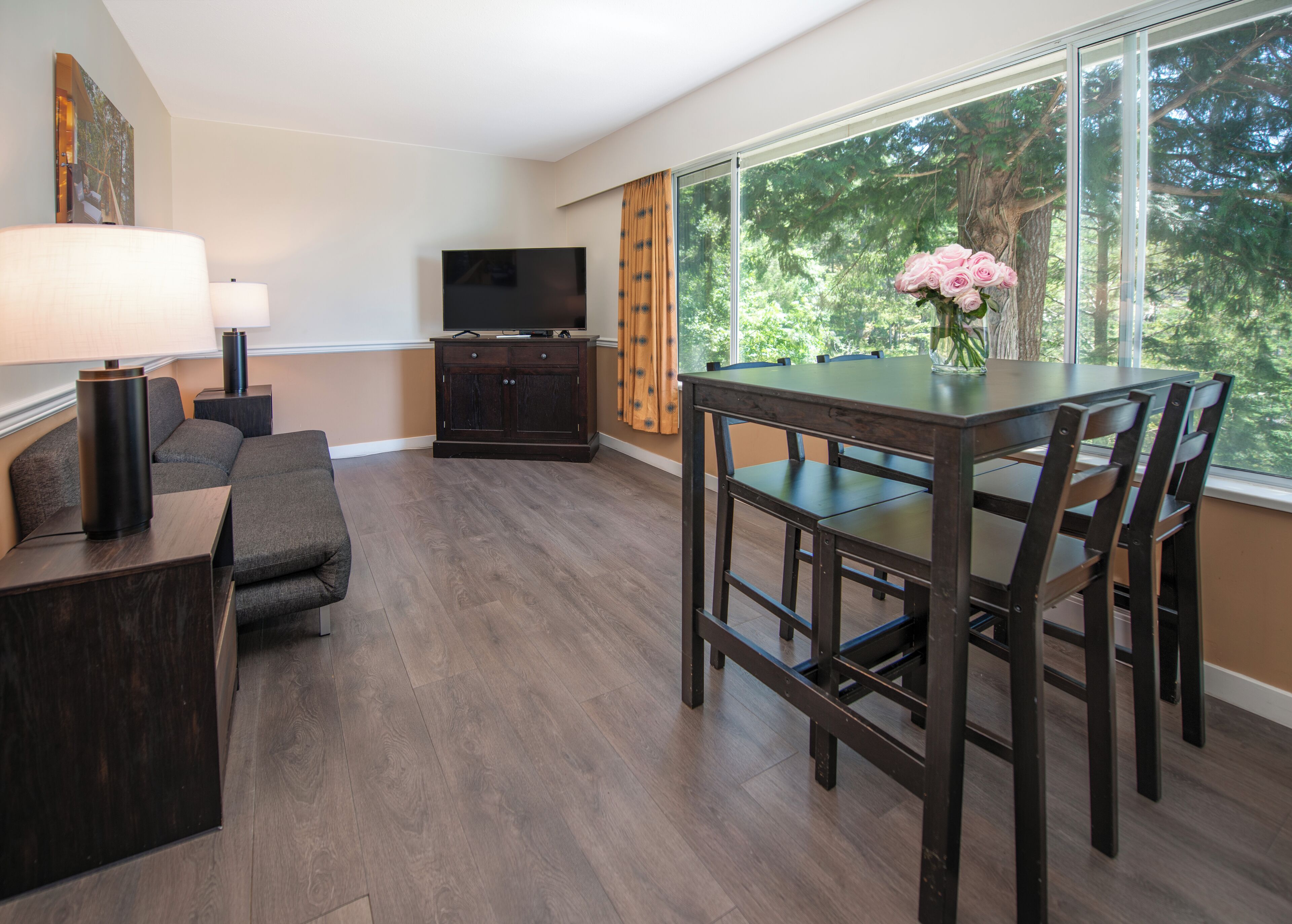 Family Suite, 2 Queen Beds, Ocean View | Living area