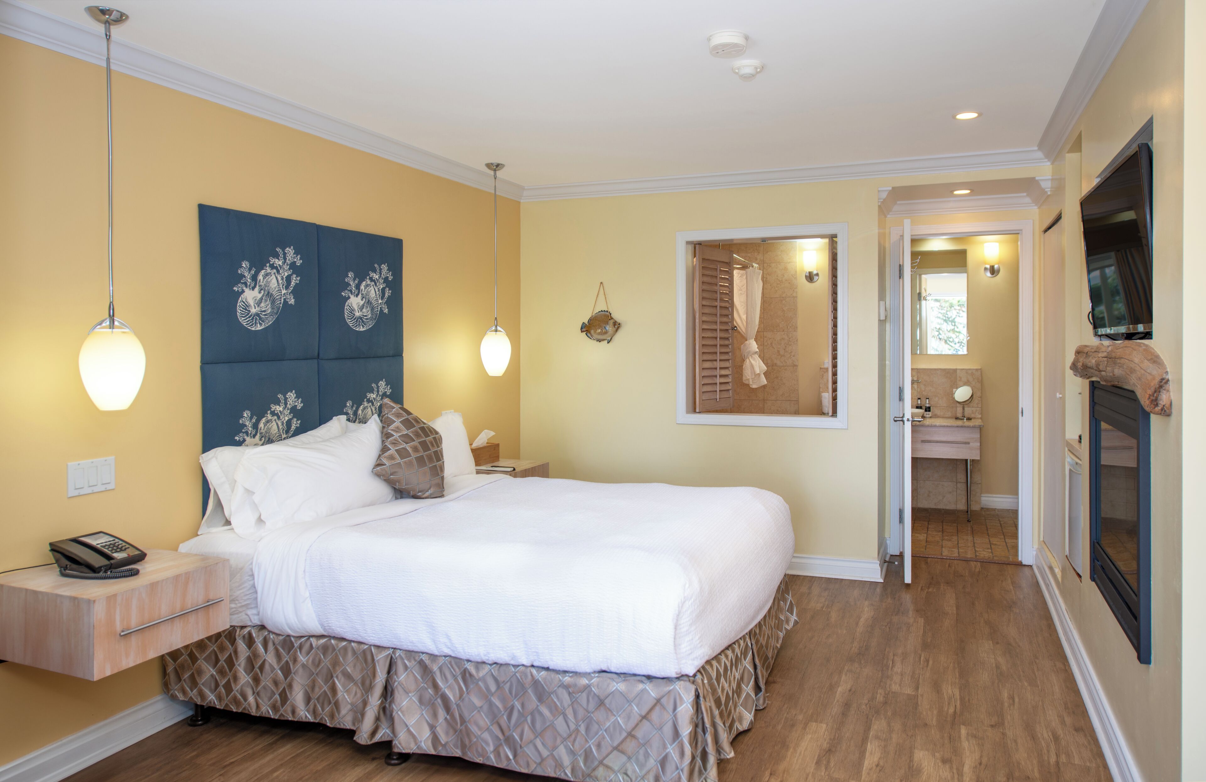 Room, 1 Queen Bed, Bathtub, Poolside | Premium bedding, down comforters, pillowtop beds, iron/ironing board