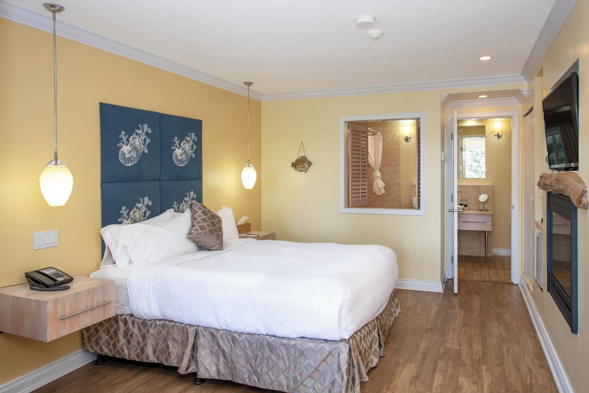 Room, 1 Queen Bed, Bathtub, Poolside