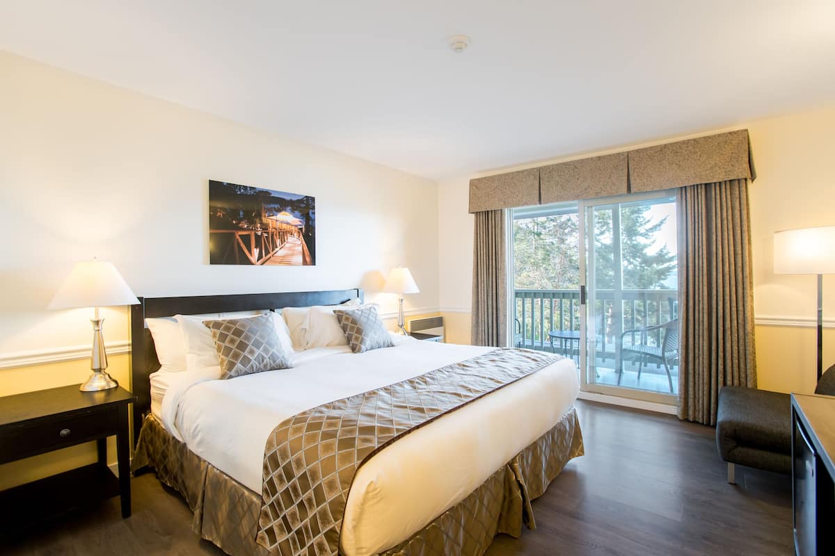 Deluxe kamer, 1 kingsize bed, balkon, uitzicht op oceaan | 1 slaapkamer, luxe beddengoed, donzen dekbedden, pillowtop-bedden