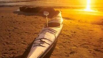 Aan het strand, kajakken