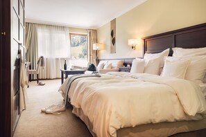 Premium bedding, down duvets, minibar, in-room safe - Alpenpalace Luxury Hideaway & Spa Retreat (Valle Aurina)