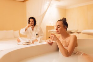 Couples treatment rooms, hot tub, Turkish bath, body treatments