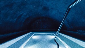 A tiled pool with a metal handrail, surrounded by a dark, arched ceiling. - Alpenpalace Luxury Hideaway & Spa Retreat (Valle Aurina)