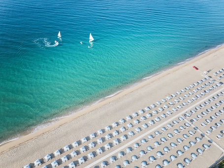 Spiaggia privata, lettini da mare, ombrelloni, windsurf. Serenè Resort