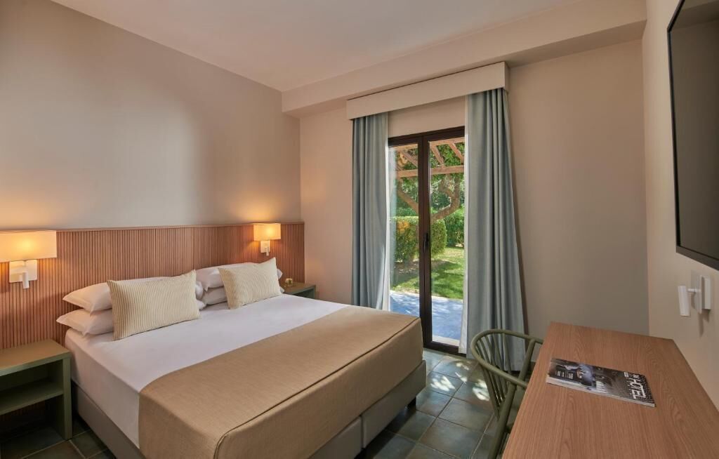 In-room safe, desk, laptop workspace, bed sheets