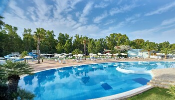 2 piscinas externas, guarda-sóis, espreguiçadeiras