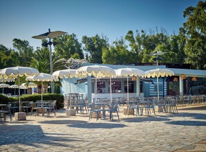 2 bars/lounges, beach bar