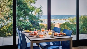 A dining table with breakfast items and a view of the sea. - Serena Majestic Hotel (Montesilvano)