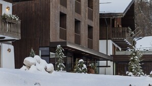 Un bâtiment moderne avec une façade en bois et le nom « Falconia » inscrit sur le côté.