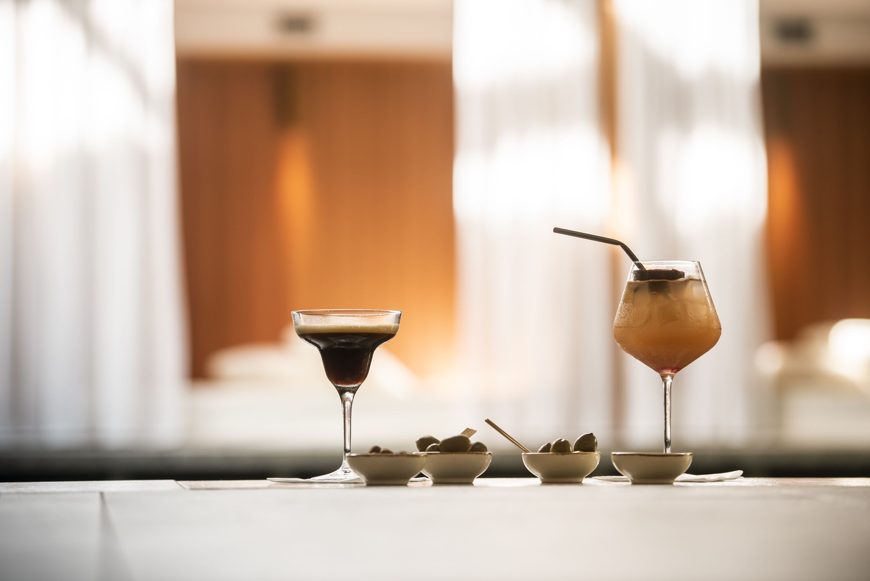 สระว่ายน้ำในร่ม เปิด 10:00 น. ถึง 20:00 น., คาบาน่าฟรี