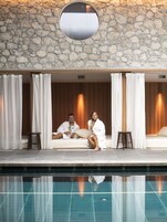 室内游泳池，10:00 至 20:00 开放，免费小屋，日光浴躺椅