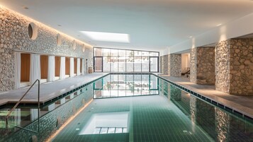 Una piscina cubierta (de 10:00 a 20:00), cabañas de piscina gratuitas