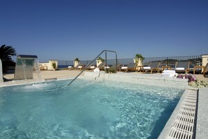 Una piscina al aire libre de temporada, sillones reclinables de piscina