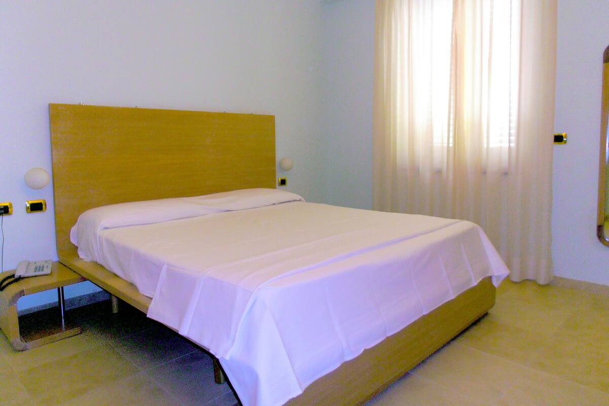 Chambre classique double | Literie de qualité, lit avec matelas à plateau-coussin, minibar
