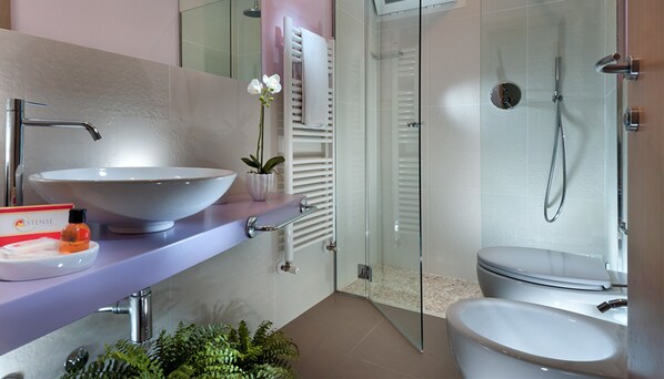 Shower, rainfall showerhead, hair dryer, bidet - Hotel Estense (Bellaria-Igea Marina)