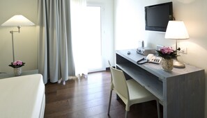 Minibar, caja de seguridad en la habitación y escritorio 