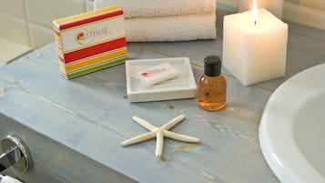 Doccia, soffione a pioggia, asciugacapelli, bidet