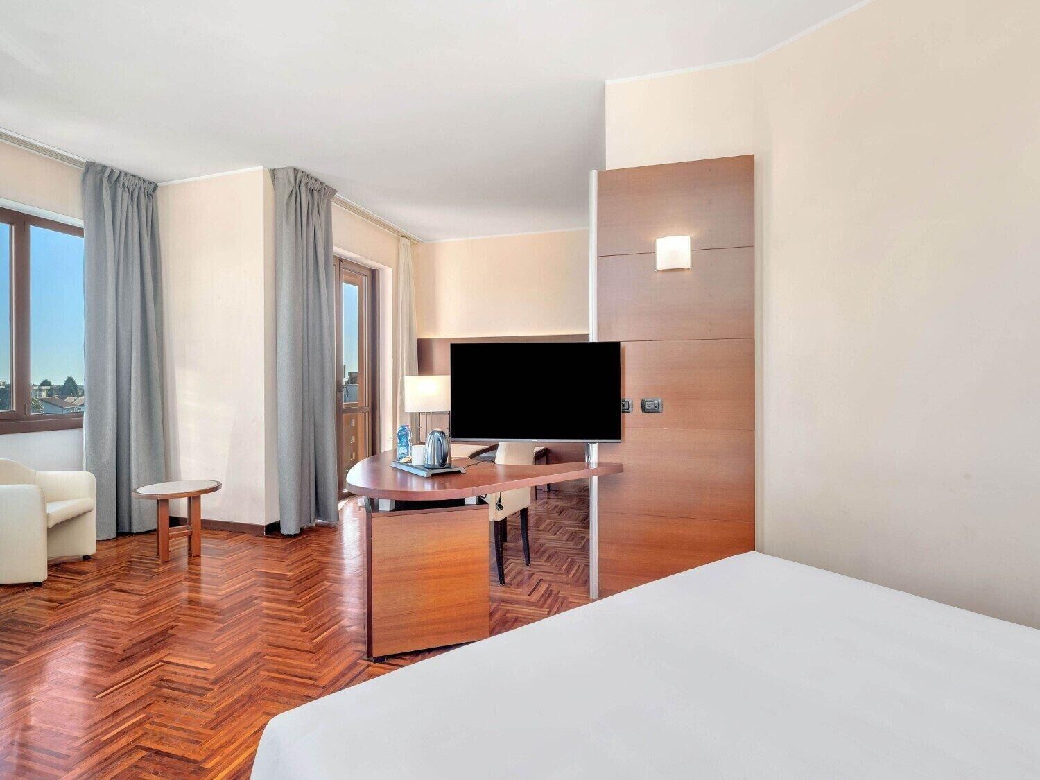 Suite Junior | Minibar, una cassaforte in camera, una scrivania, tende oscuranti