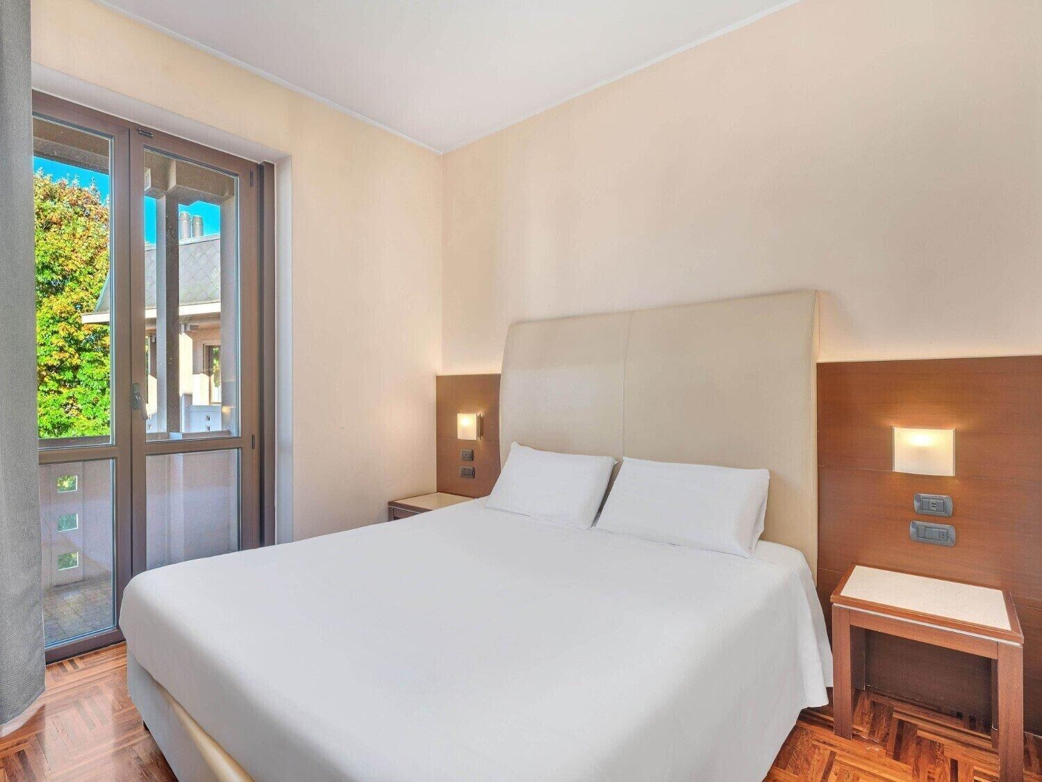 Standard dubbelrum | Minibar, värdeförvaringsskåp på rummet och skrivbord