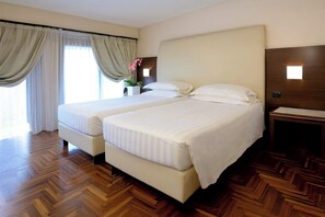 Standard szoba két külön ággyal | Minibár, széf a szobában, íróasztal és sötétítőfüggöny