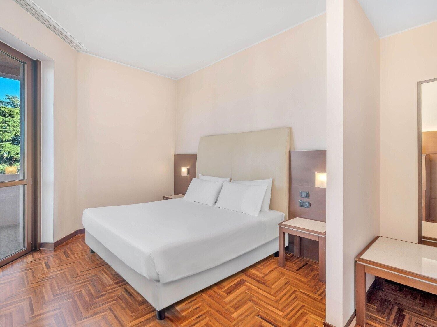 Superior dubbelrum | Minibar, värdeförvaringsskåp på rummet och skrivbord