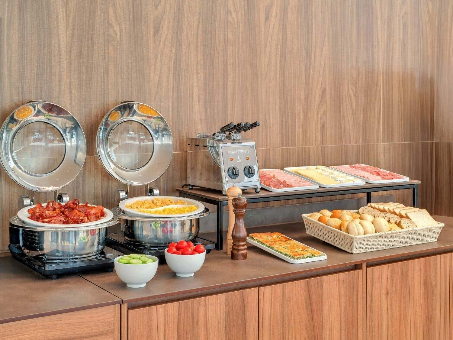 Petit déjeuner et dîner servis sur place