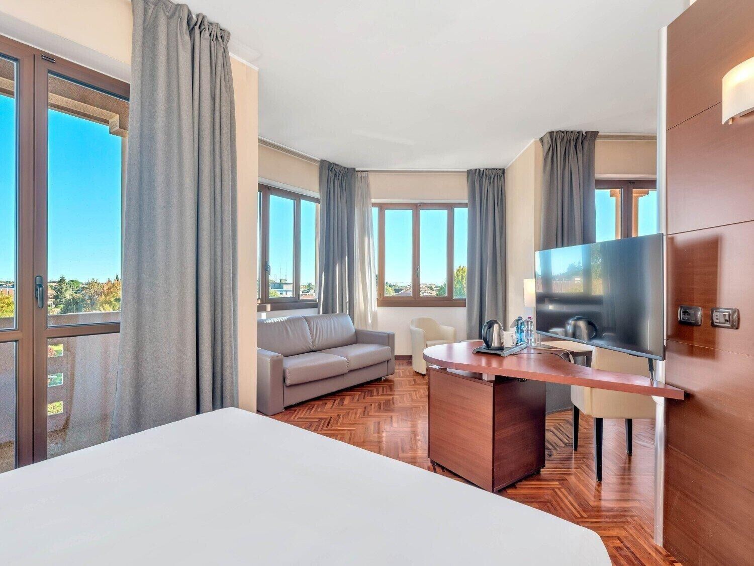 Juniorsvit | Minibar, värdeförvaringsskåp på rummet och skrivbord