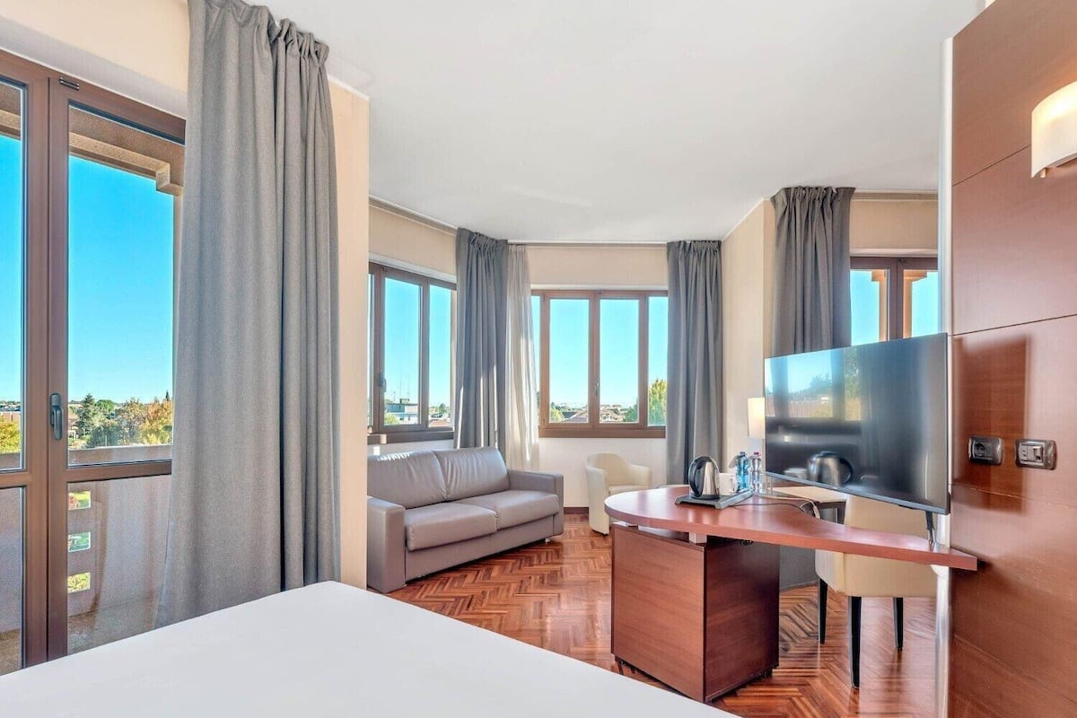 Junior-Suite | Minibar, Zimmersafe, Schreibtisch, Verdunkelungsvorhänge