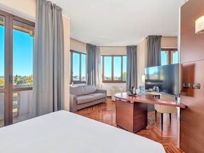 Suite – junior | Minibar, safe på rommet, skrivebord og blendingsgardiner