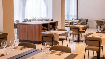 Serveert ontbijt en diner, Mediterrane gerechten