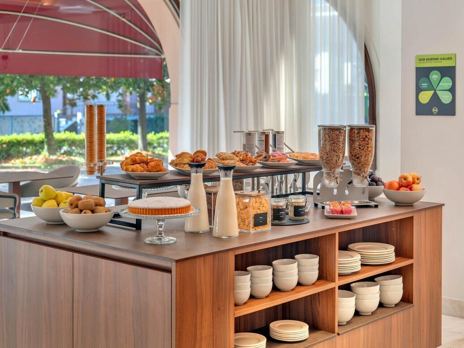 Petit déjeuner et dîner servis sur place