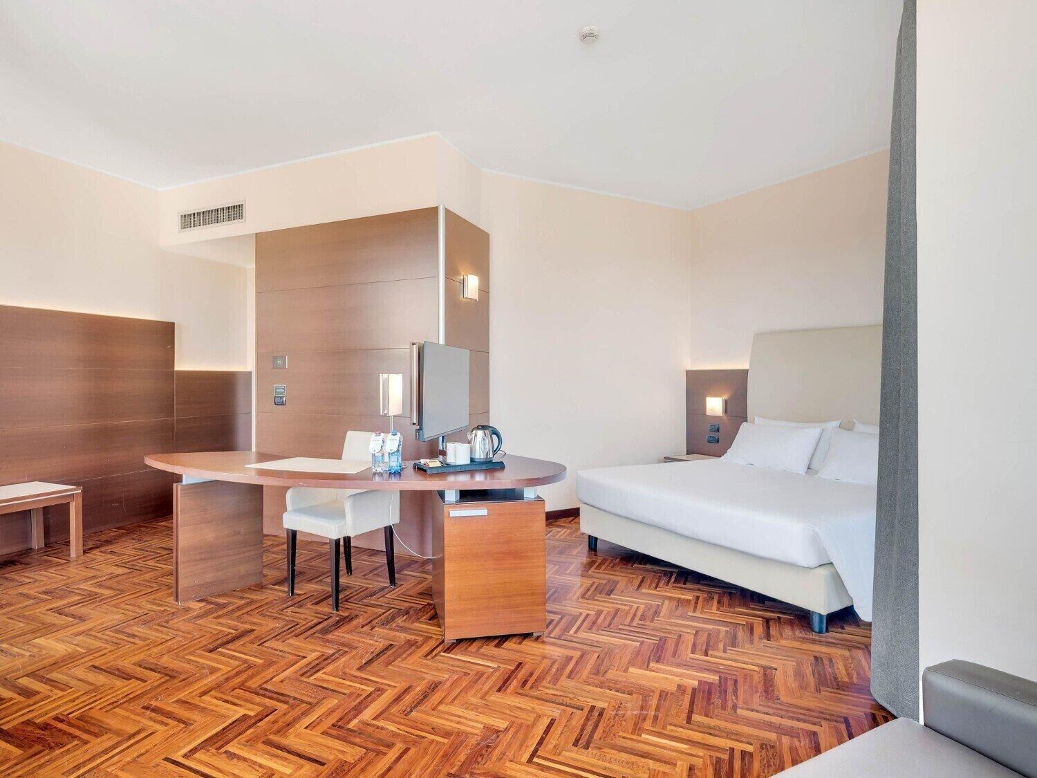 Suite Junior | Minibar, coffres-forts dans les chambres, bureau, rideaux occultants