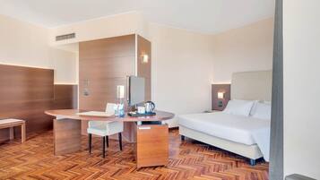 Suite Junior | Minibar, coffres-forts dans les chambres, bureau, rideaux occultants